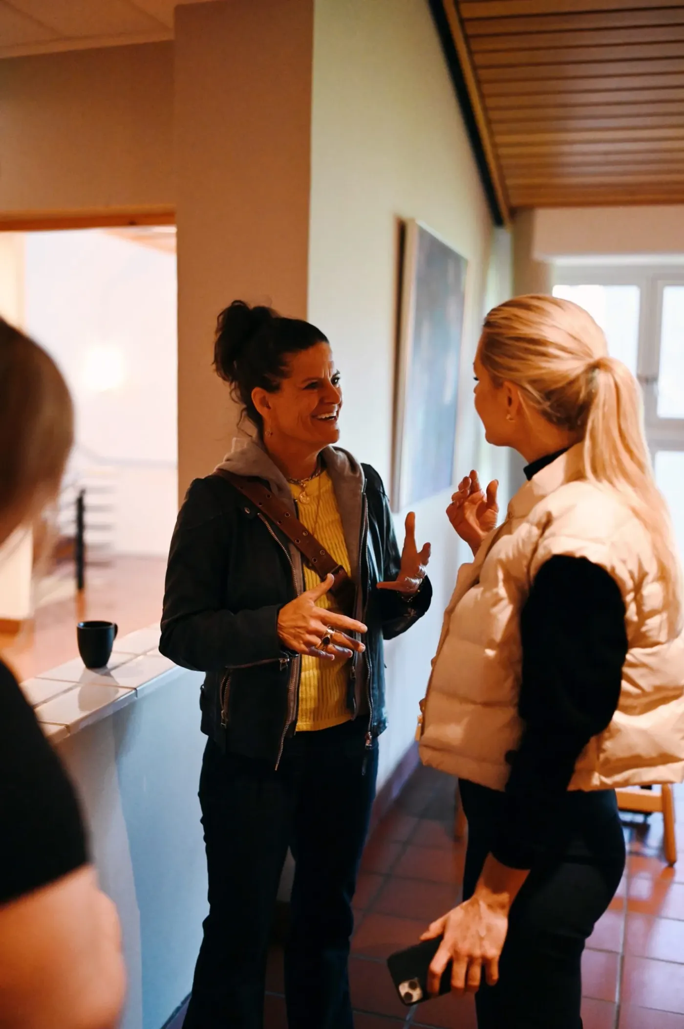 Bilde av hormon og fasteeksperten samt forfatter av boken "Fast like a girl", Mindy Pelz sammen med Siri Westervoll, grunnlegger av FRIIDA